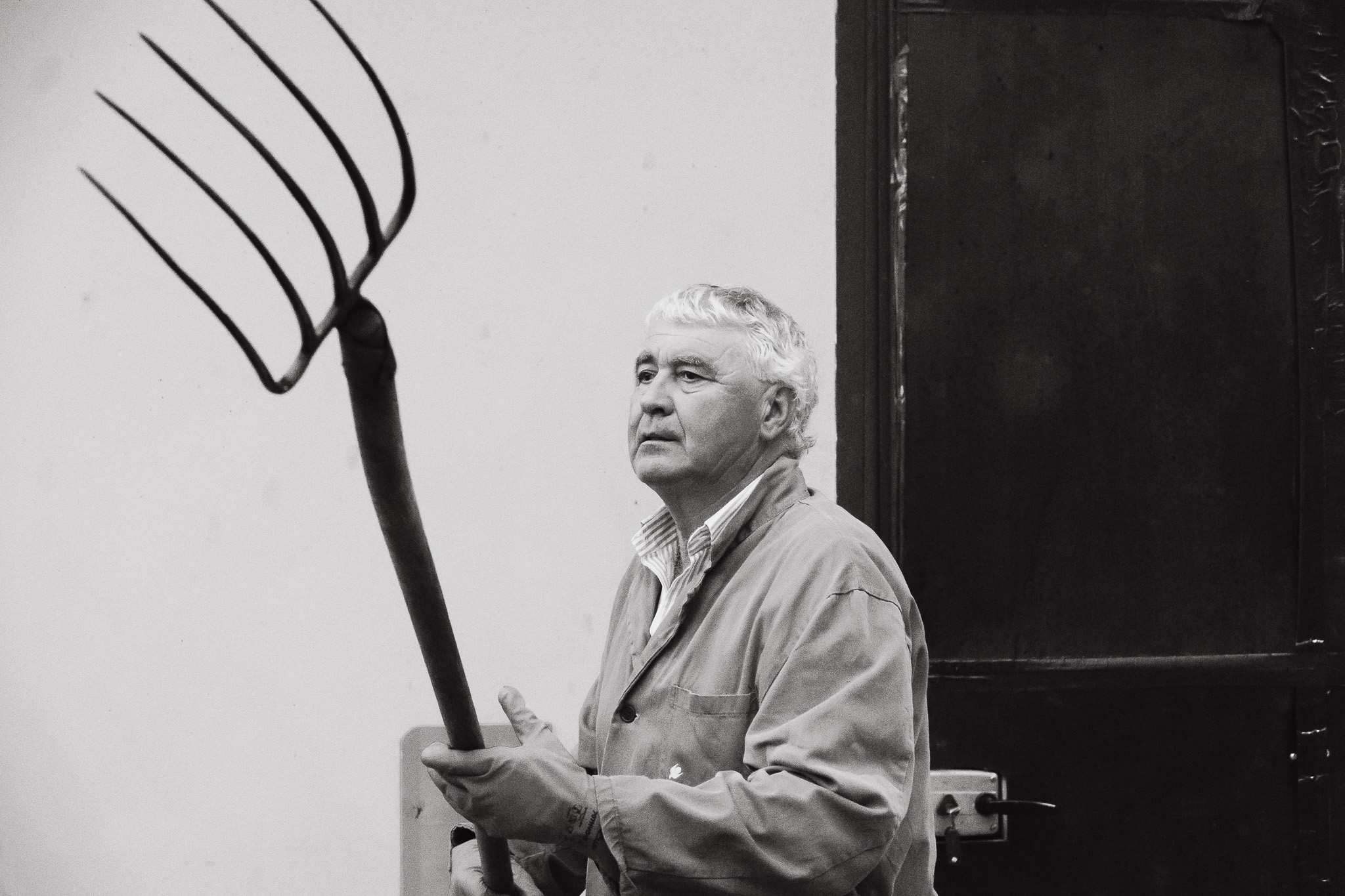 Paolo con il forcone, tradizione e futuro del vino a Agliano Terme