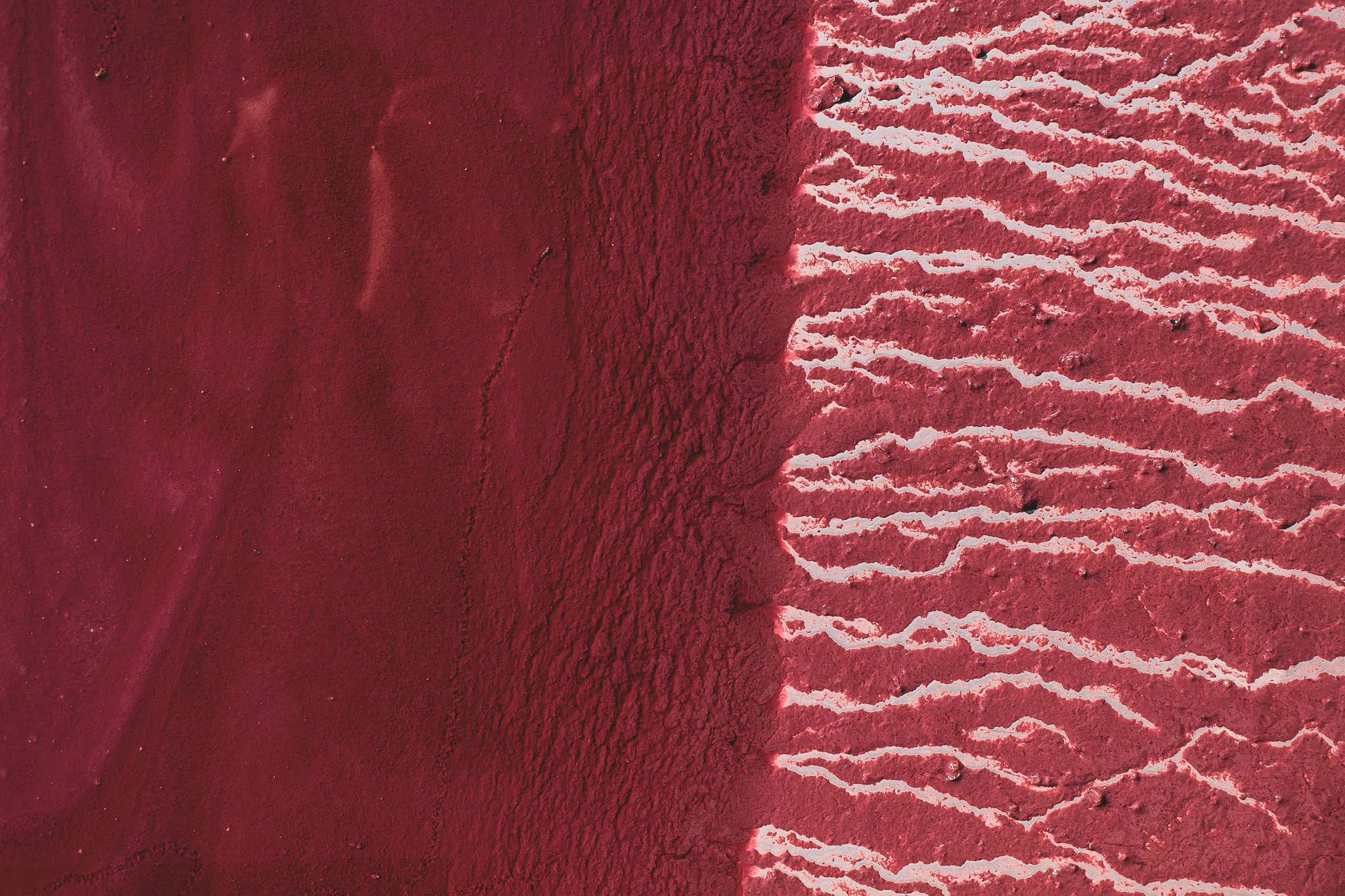 Fondo della vasca con deposito di vinacce, lavorazione artigianale Barbera